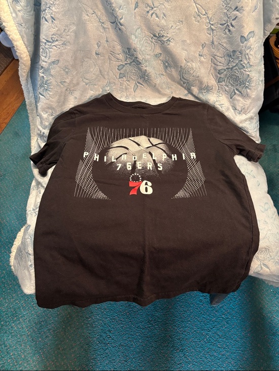 Other - Philadelphia 76ers Black Short Sleeve Graphic Tee